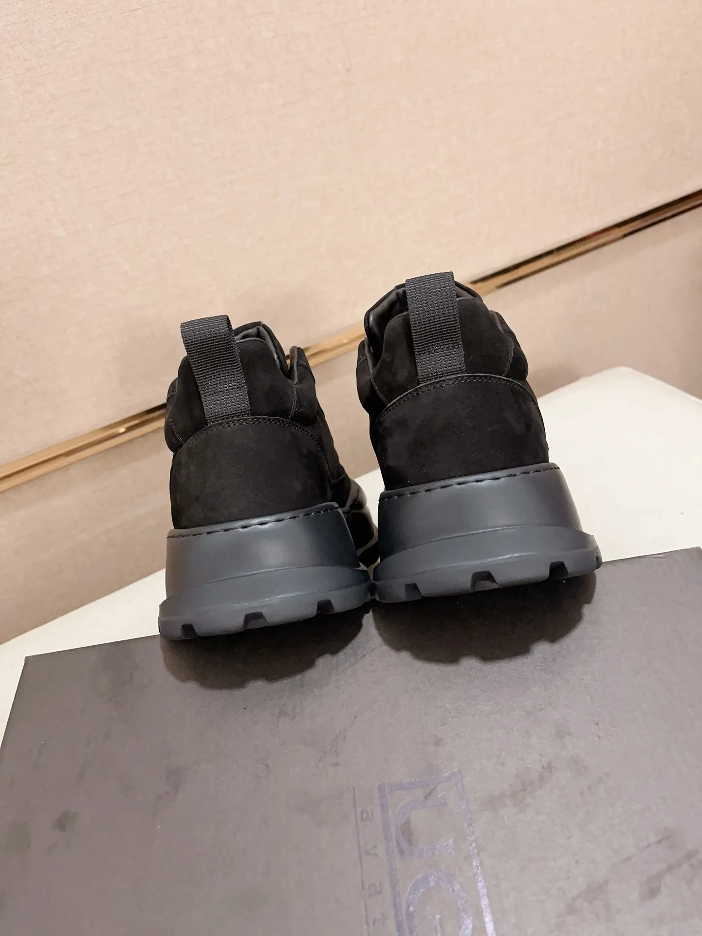 Factory price: 800💰North American men's shoes Ugg ☃️In the special sale of new high-quality men's shoes snow boots in autumn and winter, the nemesis of extreme cold weather! Made of cowhide leather, merino wool lining, and original outsole, whether driving, outdoor or daily wear, there is always one that suits you! Code number 39-44